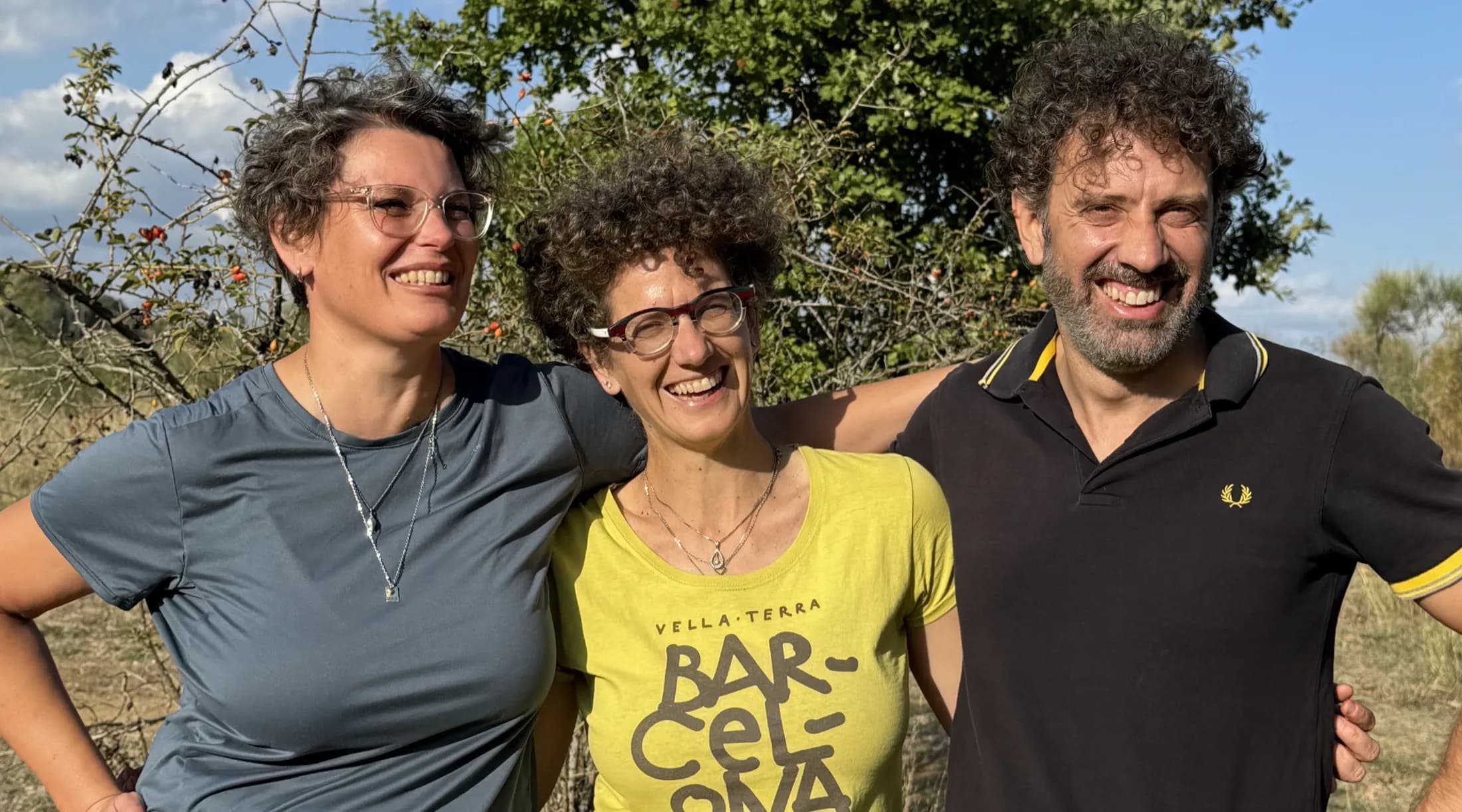Chiara, Francesca e Andrea nei terreni di Tunia