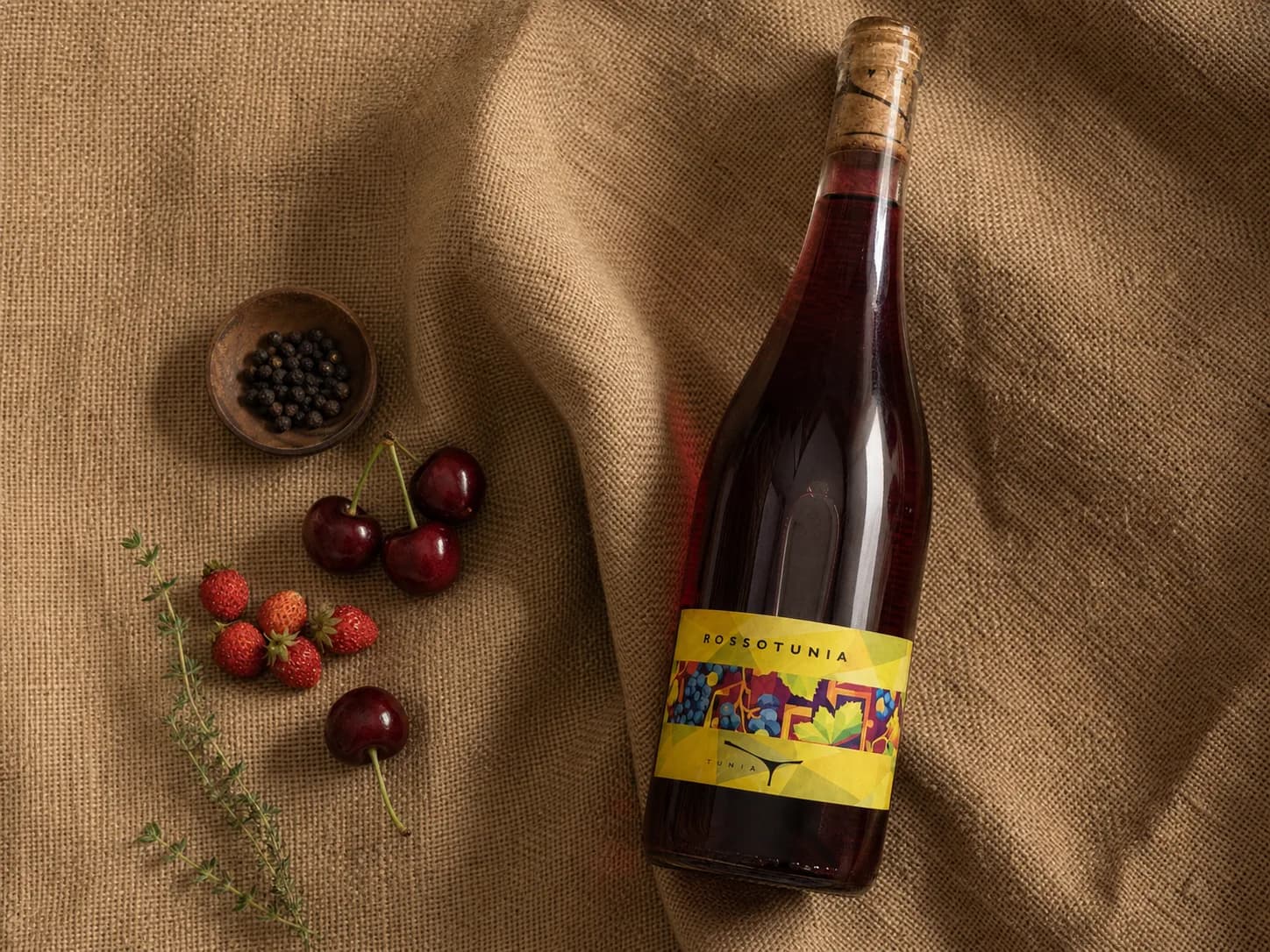Bottiglia di ROSSOTUNIA, vino rosso biologico Tunia